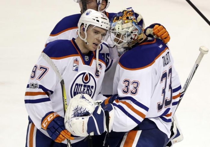 Connor McDavid a Cam Talbot