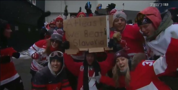 transparent kanadských fanúšikov počas zápasu s USA