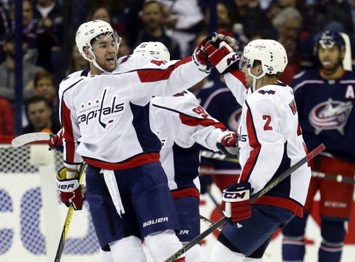 Tom Wilson (vľavo) so spoluhráčmi