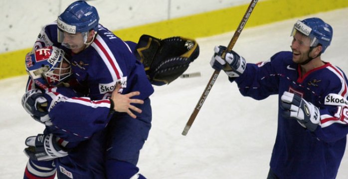 Miroslav Hlinka oslavuje s Jánom Lašákom a Ľubomírom Hurtajom (MS 2000)