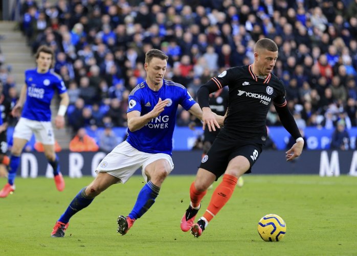 Ross Barkley (vpravo) a Jonny Evans