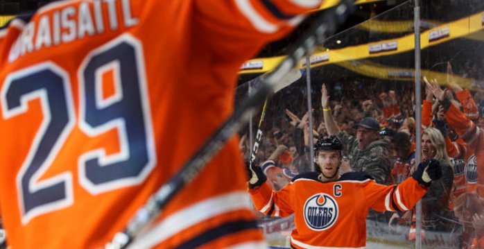 Connor McDavid (vpravo) a Leon Draisaitl