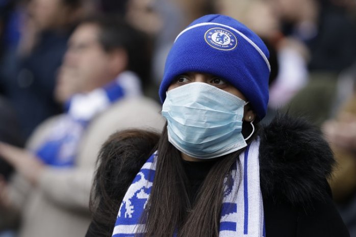 Fanúšik Chelsea s ochranným rúškom