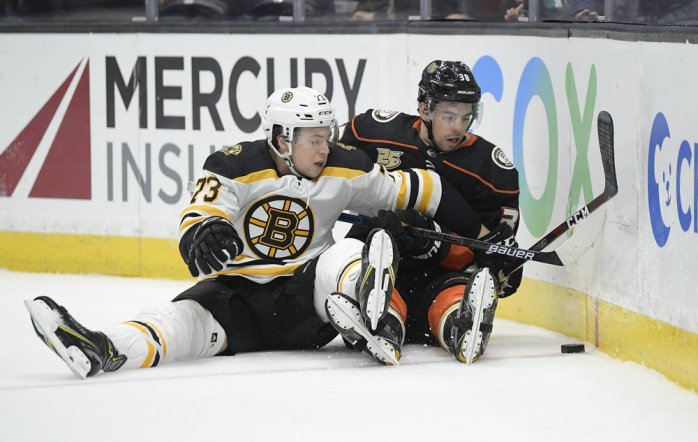 Charlie McAvoy a Derek Grant