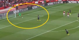 VIDEO: Čech vl gól takmer