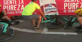 VIDEO: Totálna pohroma pre tím, ktorého líder je považovaný za hlavného favorita Vuelty