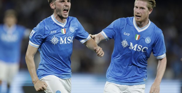 Billy Gilmour a Kevin de Bruyne (SSC Neapol) 