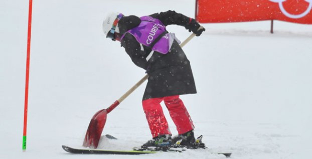Pracovník upravuje trať pred slalomom žien v Pjongčangu
