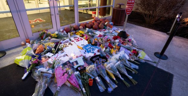 Smútočné kvety a odkazy po havárii helikoptéry s Kobem Bryantom