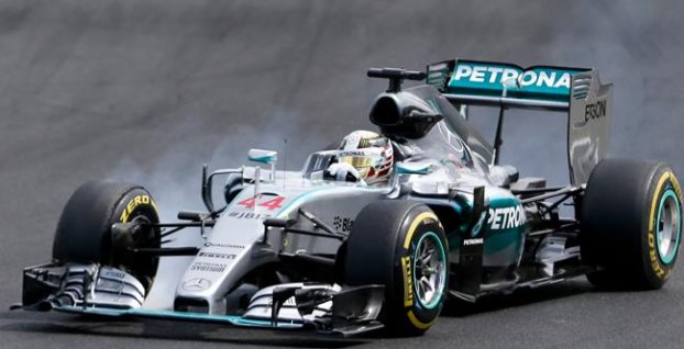 Hamilton víťazom VC Belgicka, smoliar Vettel dostal pred cieľom defekt