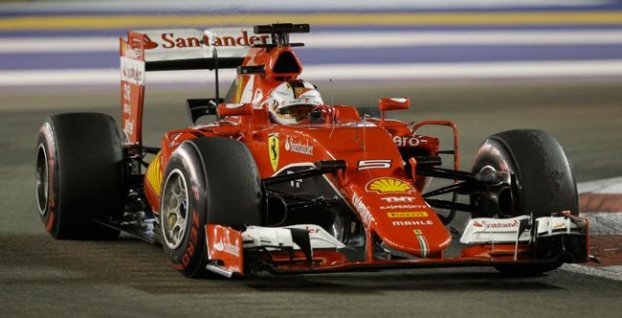 F1: Vettel víťazom VC Singapuru, Hamilton preteky nedokončil