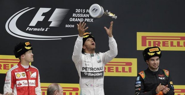 Brit Lewis Hamilton víťazom VC Ruska, smoliar Sainz nedokončil