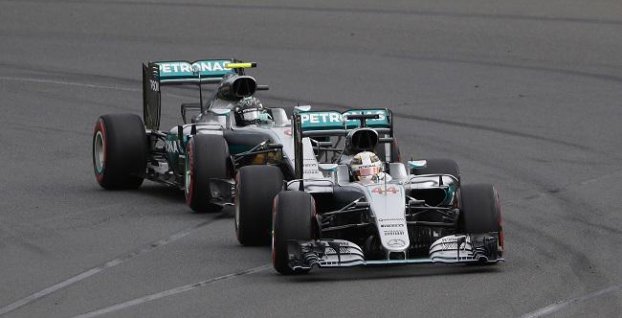Mercedesy na prvých dvoch miestach, premiérové body pre stajňu Haas