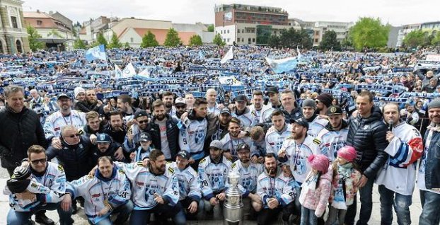 FOTO: Nitra pred zaplneným námestím oslavovala titul, Kováčik: „Konečne sme priniesli svätý grál&quot;