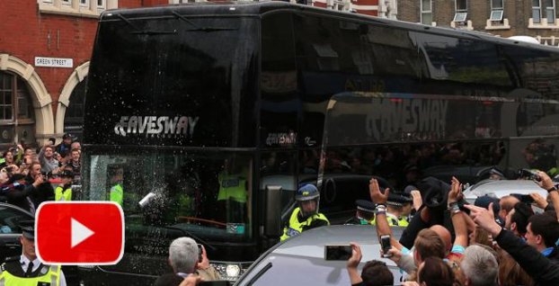 VIDEO: Chuligáni West Hamu zničili autobus Manchestru United. Pozrite si zábery