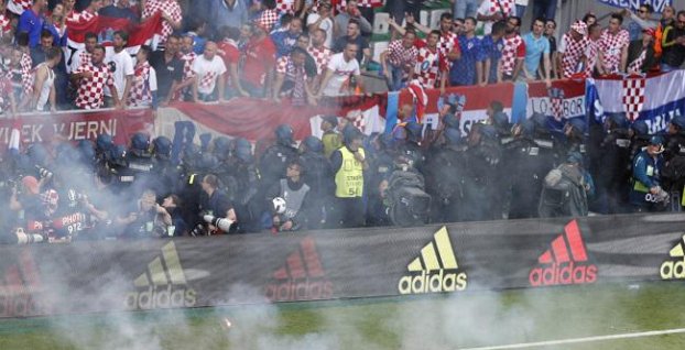 UEFA už vyšetruje vyčíňanie fanúšikov v dueli Chorvátsko - Česko