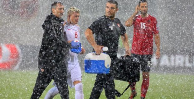 Zápas Albánska s Macedónskom pre prudký lejak nedohrali