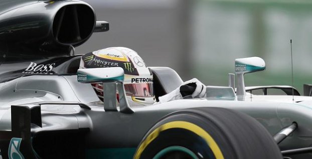Hamilton stále živí nádej na titul. V Mexiku vybojoval pole position