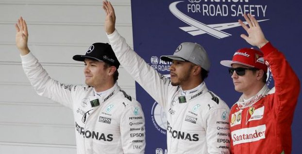 Pole position na VC Brazílie vybojoval po veľkej bitke s Rosbergom Hamilton