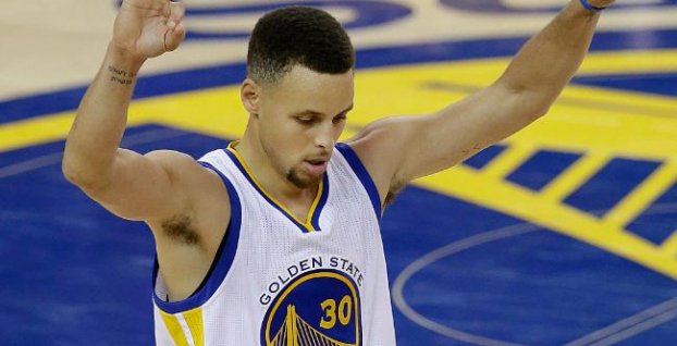 Golden State zdolalo Milwaukee a dosiahlo siedmy triumf v sérii