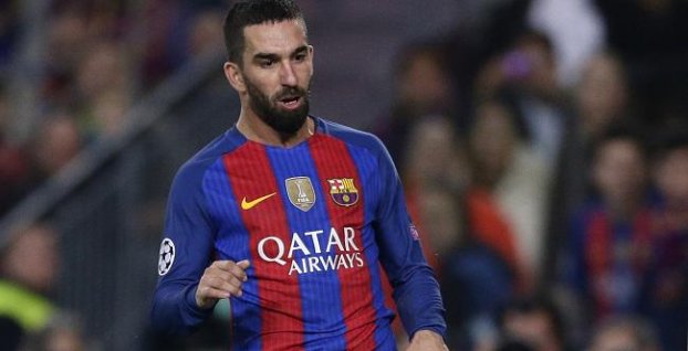 Arda Turan v lete opustí Barcelonu. Posilniť má elitný tím Premier League, tvrdí turecká CNN