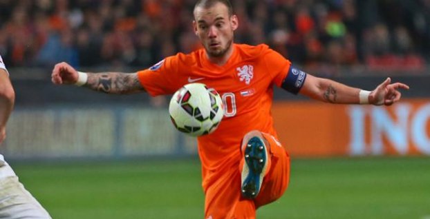 VIDEO: Sneijder vyrovnal rekord van der Sara, Íri porazili Uruguaj