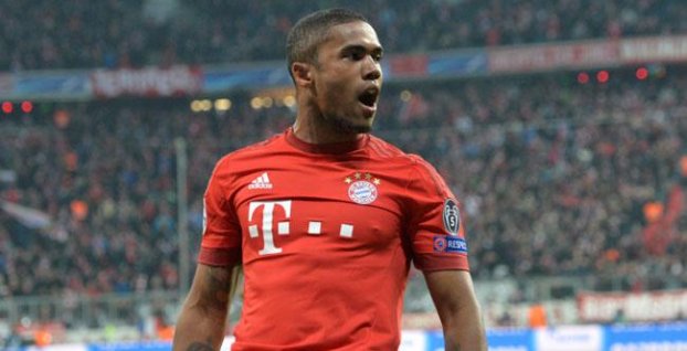 Douglas Costa je blízko prestupu. Potvrdil to predseda Bayernu