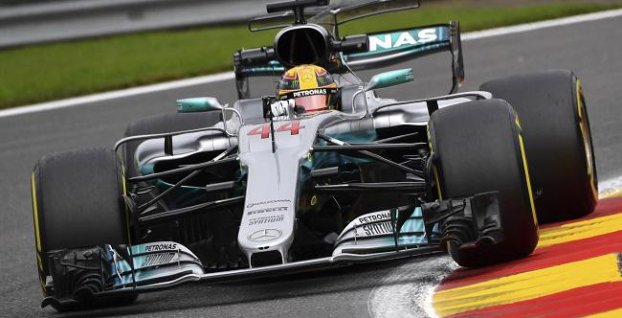 Hamilton ovládol kvalifikáciu a prekonal rekord Schumachera. Domáci prepadák Ferrari