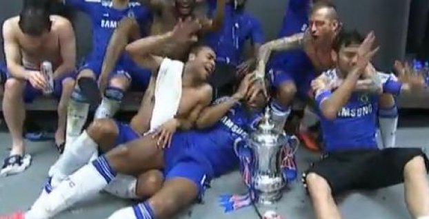 VIDEO DŇA: Bujaré oslavy hráčov Chelsea (7.5.)