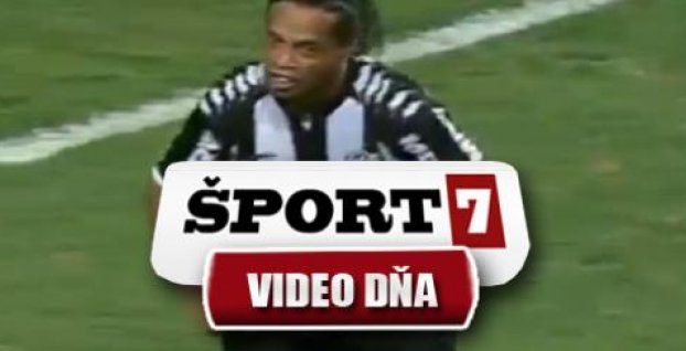 VIDEO DŇA: Ronaldinho predviedol sólo cez polovicu ihriska!