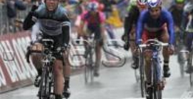 Cavendish víťazom 12. etapy Gira, lídrom naďalej Nibali