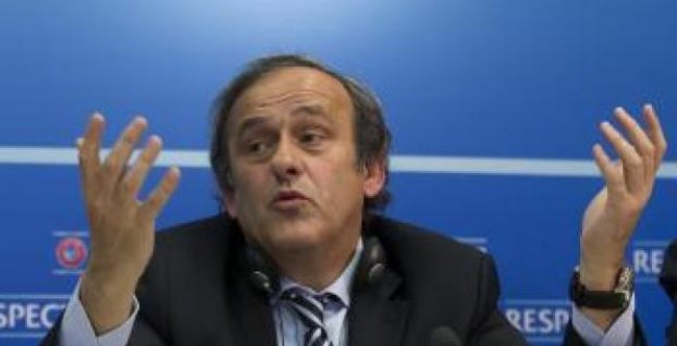 Platini chce kartovú reformu, pre hráčov navrhuje trestnú lavicu