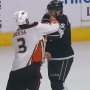 VIDEO: Bieksa to spravil opäť. V bitke Andreoffa zložil jednou ranou