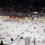 VIDEO: Fanúšikovia v Calgary opäť po góle zahádzali ľadovú plochu plyšovými hračkami