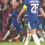 VIDEO: Umtiti predviedol v zápase s Chelsea trápne simulovanie. Hráč Barcelony využil situáciu a hodil sa o zem