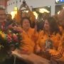 VIDEO: Kuzminová sa dočkala na letisku v Bratislave krásneho privítania. Dostala aj slivovicu