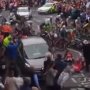 VIDEO: Hororový náraz cyklistu: Na pretekoch ''trafil'' auto a preletel cez zadné sklo